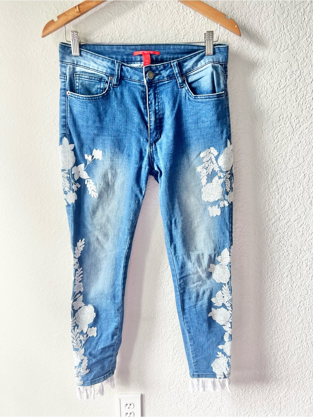 Chelsea & Violet Floral Embroidered Tassel Fringe Jeans Sz 29